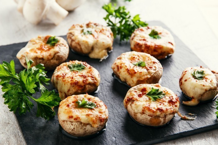 Фаршированные шампиньоны в духовке с сыром и курицей