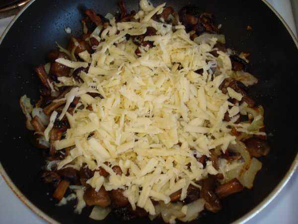 Фаршированные шампиньоны в духовке с сыром и курицей