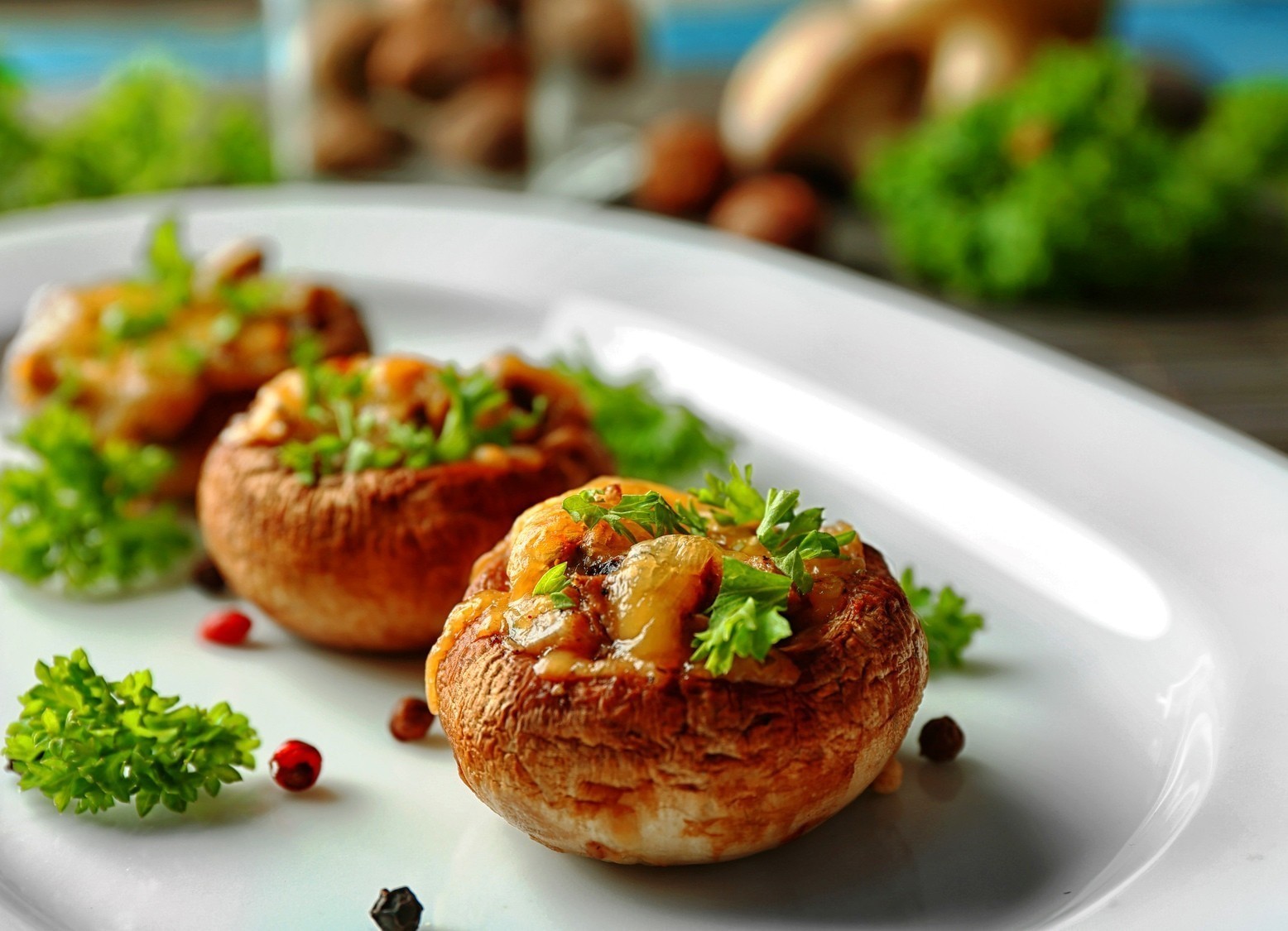 Фаршированные шампиньоны в духовке с сыром и курицей