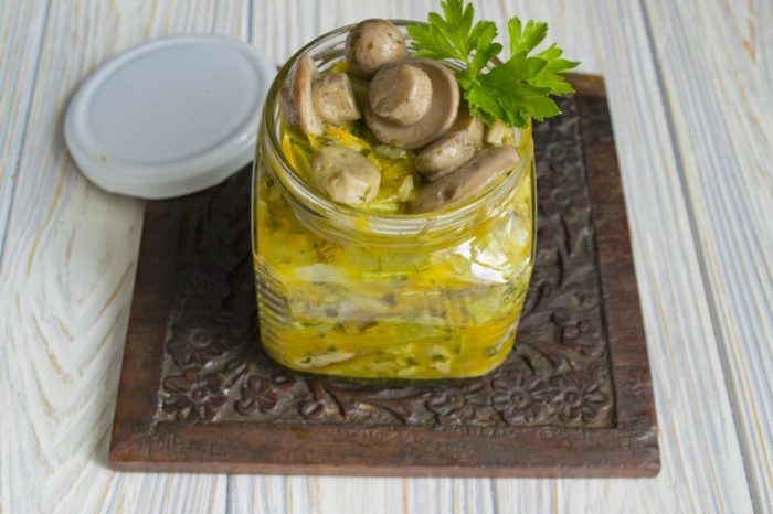 Консервированный салат из кабачков с грибами
