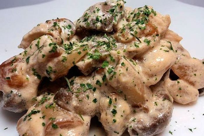 Курица с шампиньонами в сметане: варианты приготовления