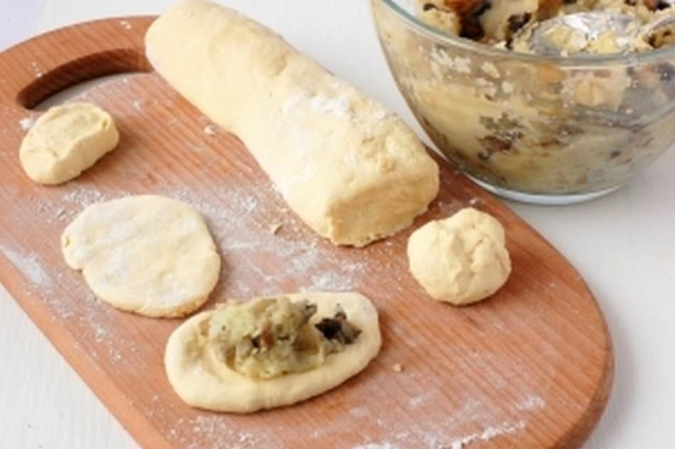 Пирог с шампиньонами: ингредиенты и процесс приготовления