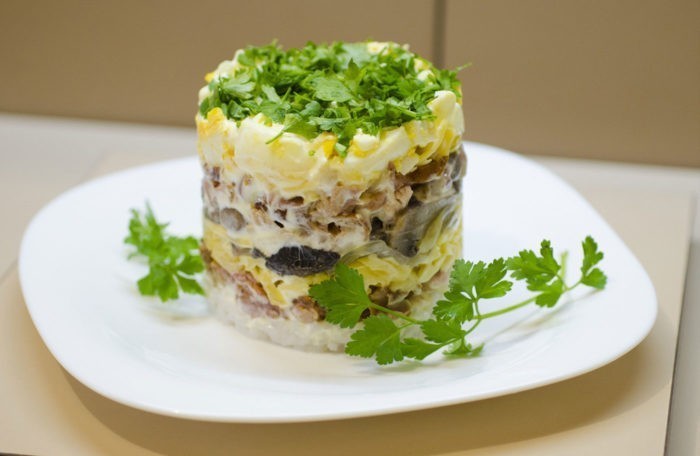 Рецепт царского салата с курицей и шампиньонами