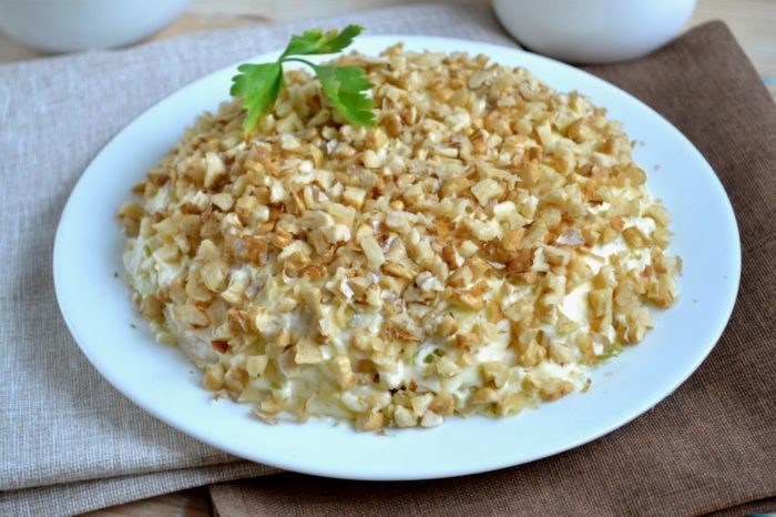 Салат с курицей, шампиньонами и грецкими орехами