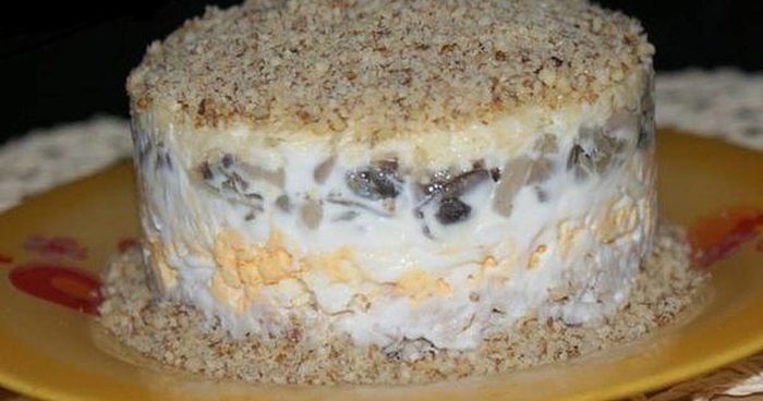 Салат с курицей, шампиньонами и грецкими орехами