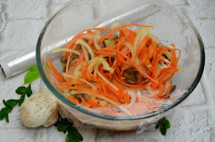 Салат из отварной печени с грибами и овощами
