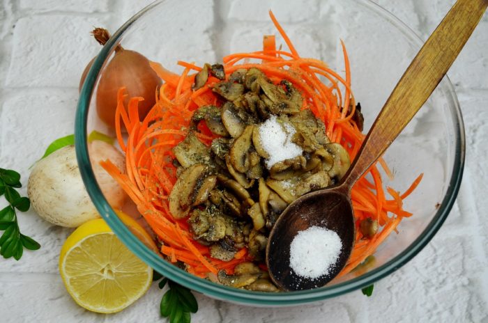 Салат из отварной печени с грибами и овощами