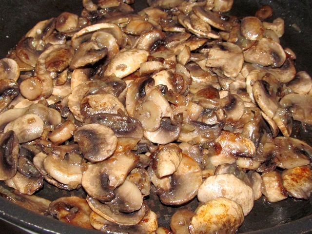 Шампиньоны в сливках на сковороде: пошаговое приготовление блюда