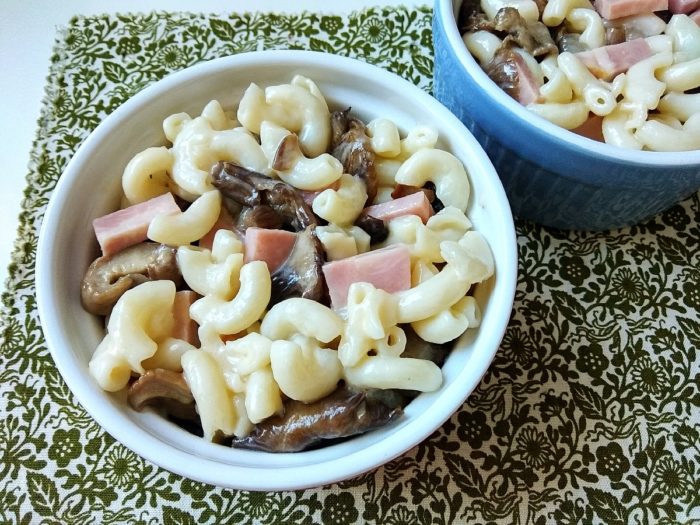 Запеканка с макаронами, грибами и ветчиной