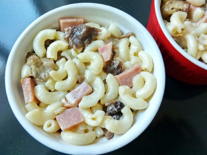 Запеканка с макаронами, грибами и ветчиной