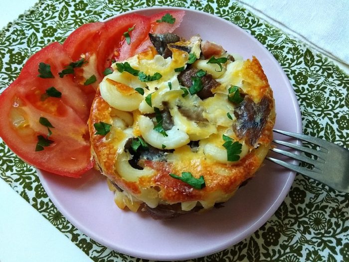 Запеканка с макаронами, грибами и ветчиной