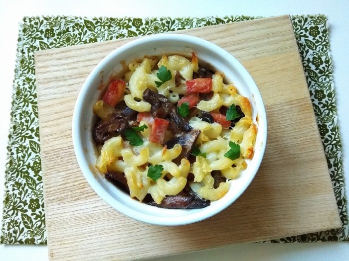 Запеканка с макаронами, грибами и ветчиной