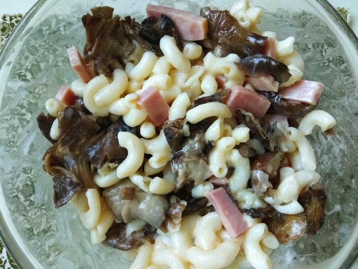 Запеканка с макаронами, грибами и ветчиной